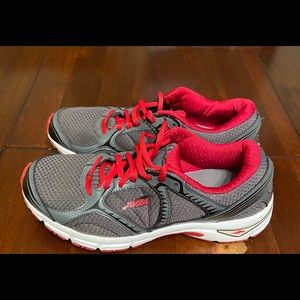 Avis Avi Roadside Running Shoe - Like new